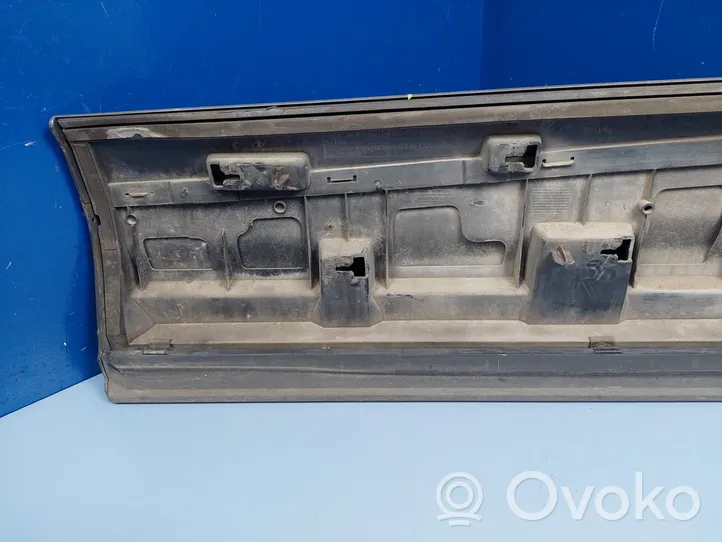 Audi Q7 4M Takaoven lista (muoto) 4M0853970F