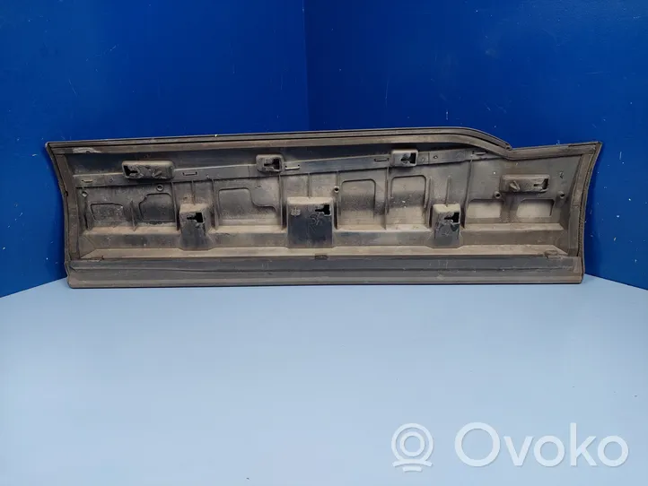 Audi Q7 4M Takaoven lista (muoto) 4M0853970F