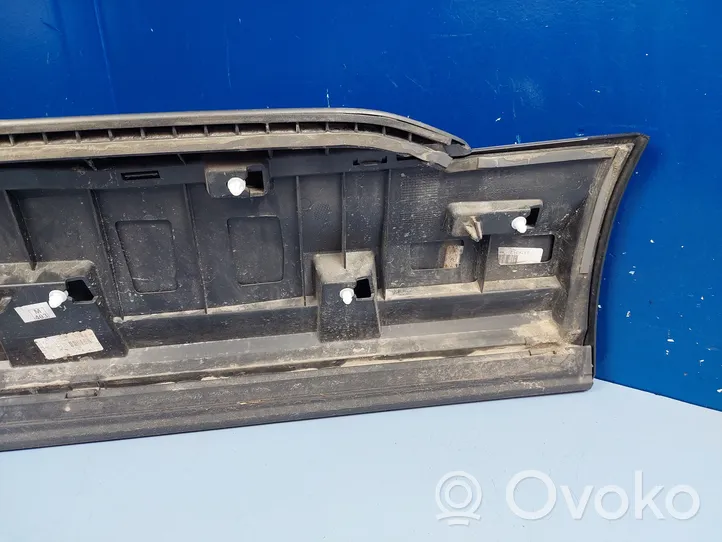 Audi Q7 4M Takaoven lista (muoto) 4M0583970N