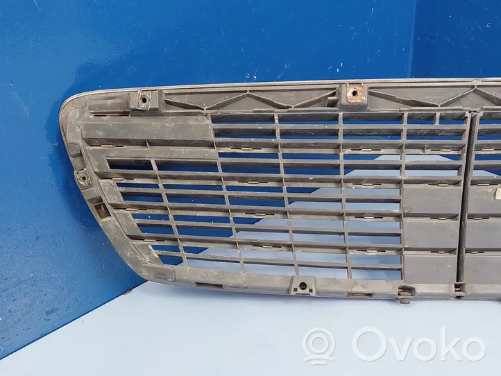 Mercedes-Benz E W211 Maskownica / Grill / Atrapa górna chłodnicy A2118800283