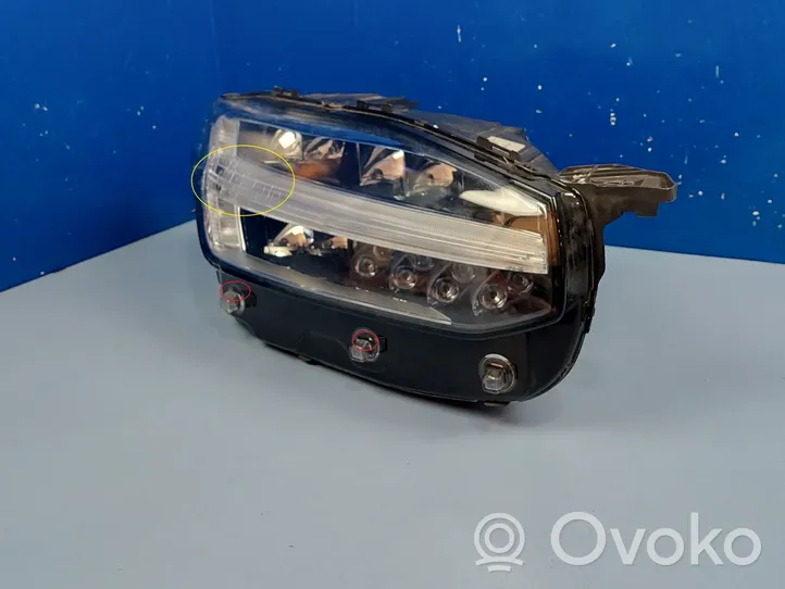Volvo XC90 Lampa przednia 32228297
