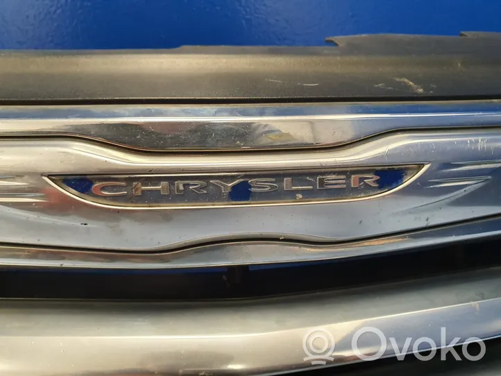 Chrysler Voyager Grille calandre supérieure de pare-chocs avant 11RTC1150M