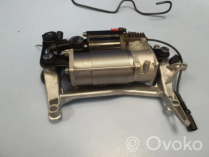 Volkswagen Touareg I Air suspension compressor/pump 7L0616007A