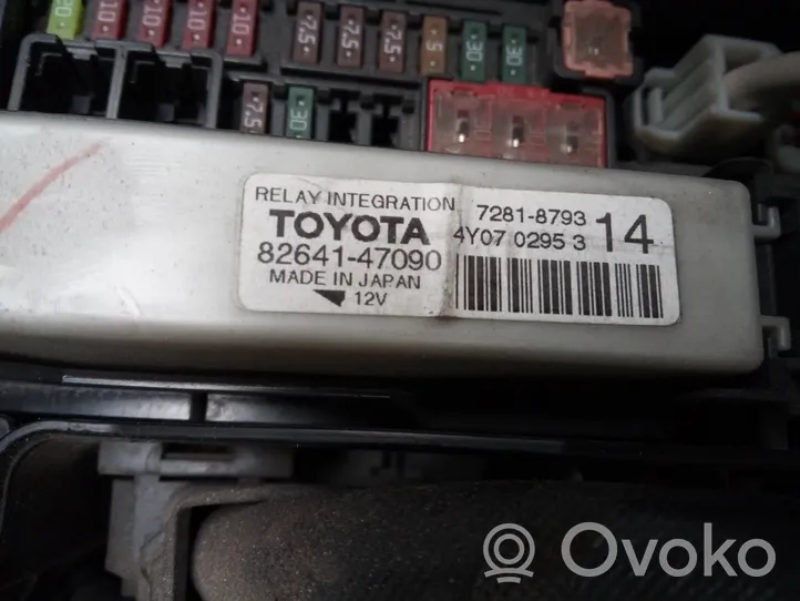 Toyota Prius (XW50) Module de fusibles 8264147090