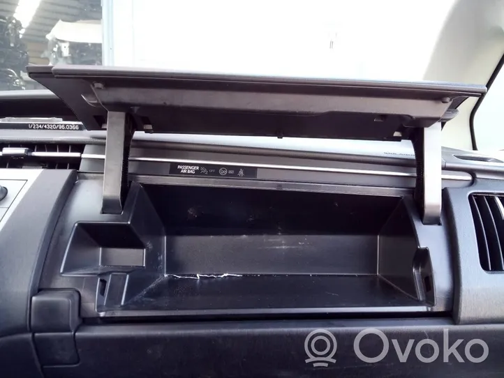 Toyota Prius (XW50) Glove box 