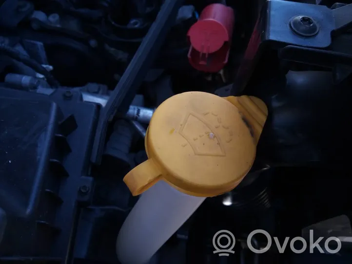 Nissan NV400 Tuulilasinpesimen nestesäiliö 