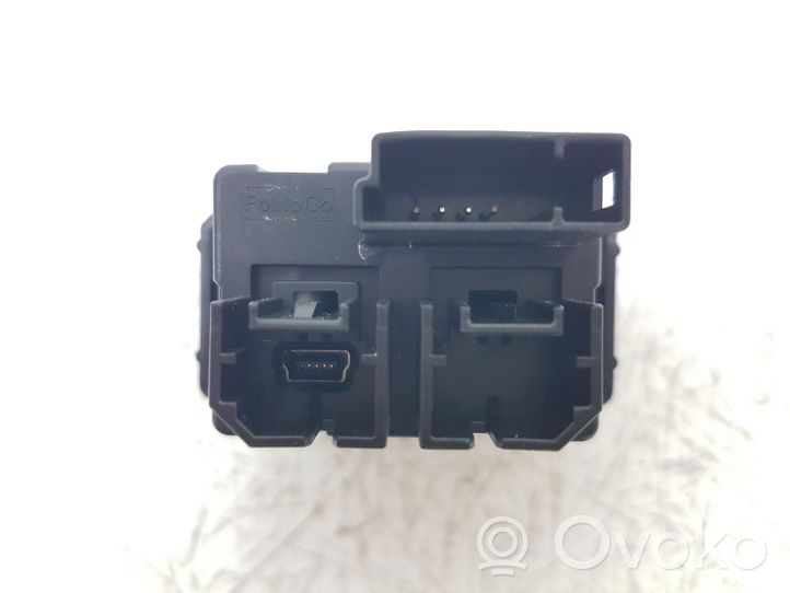 Ford Edge II USB jungtis HC3T14F014