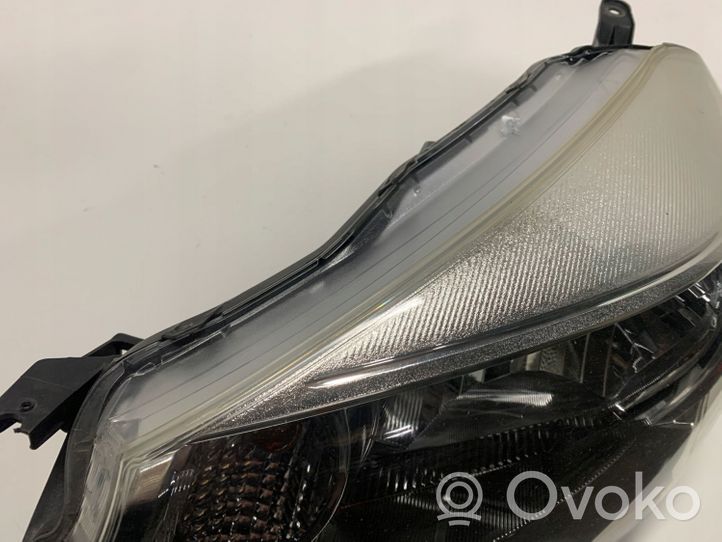 Toyota Yaris Lampa przednia 