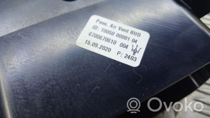 Maserati Levante Kojelaudan sivutuuletussuuttimen kehys 6700670610