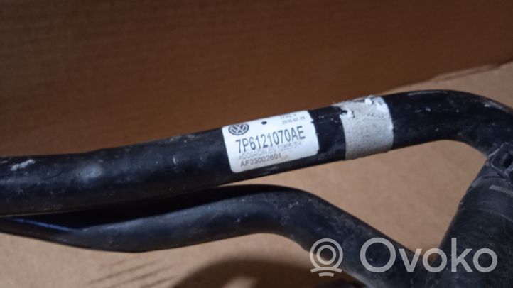 Volkswagen Touareg II Durite de refroidissement tube 7P6121070AE