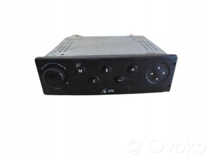 Renault Trafic I Unidad delantera de radio/CD/DVD/GPS 8200348745