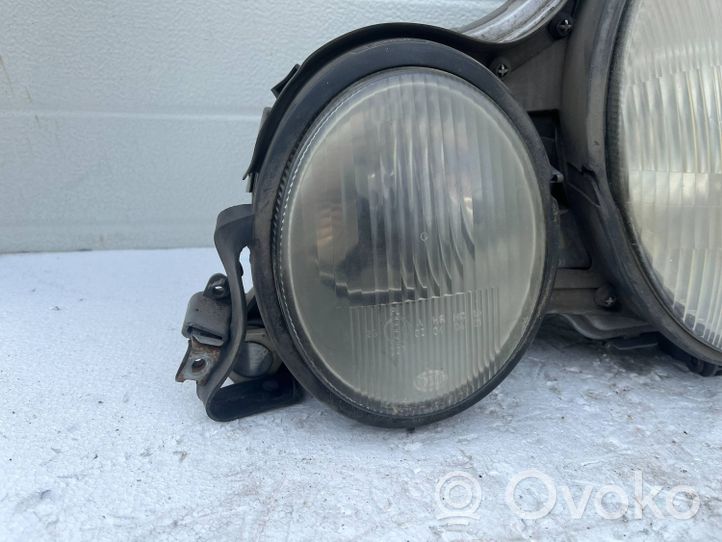 Mercedes-Benz E W210 Lampa przednia 