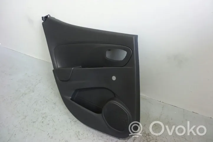 Renault Clio IV Takaoven verhoilu 