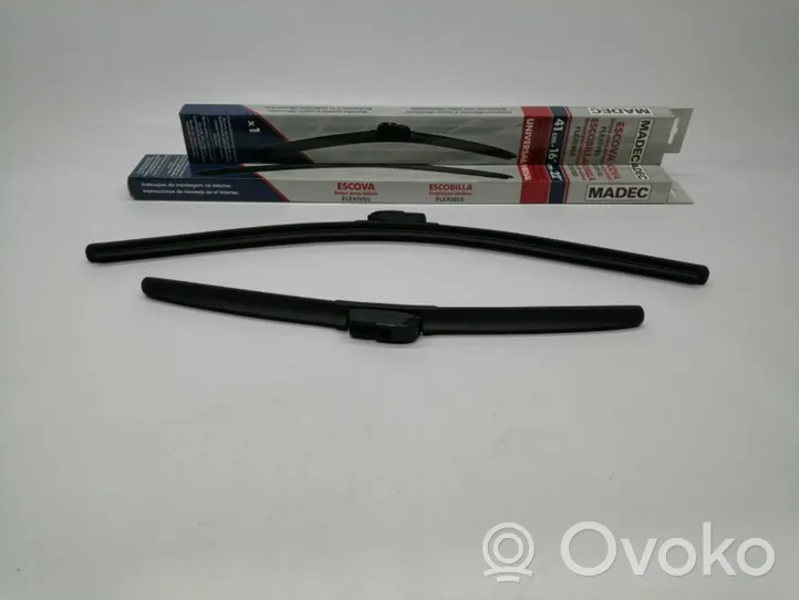 Renault Megane III Front windscreen/windshield window 