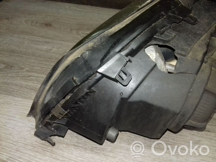 Volvo XC70 Lampa przednia 8693548