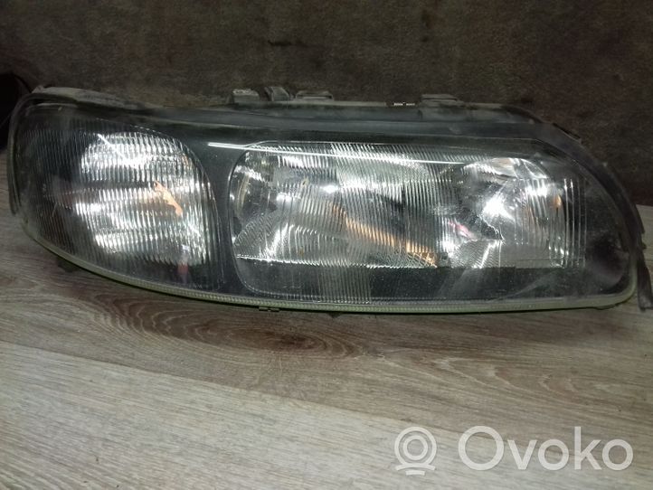 Volvo XC70 Lampa przednia 89007898