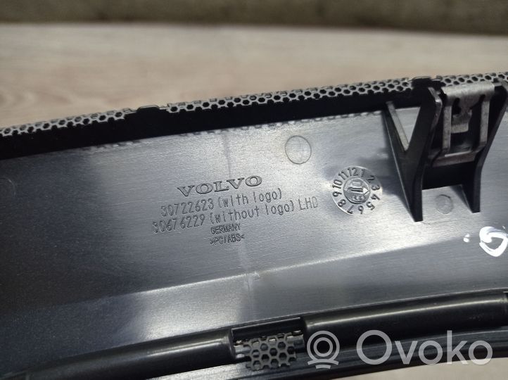 Volvo V70 Maskownica centralnego głośnika deski rozdzielczej 