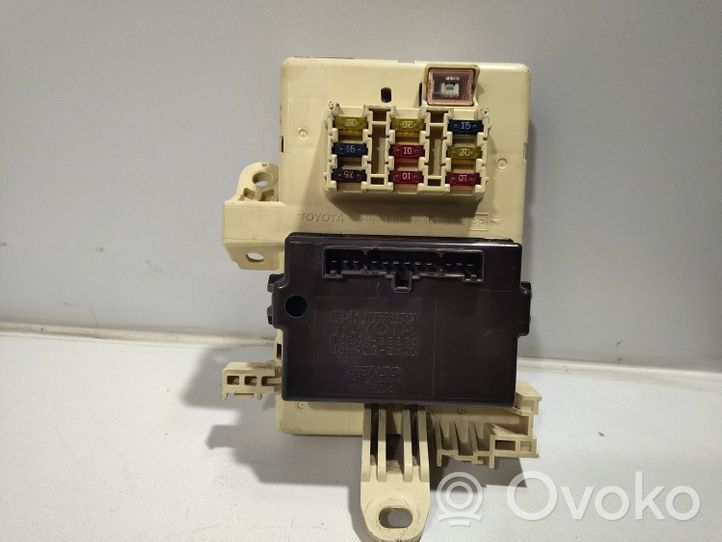 Toyota Hilux (N140, N150, N160, N170) Module de fusibles 8264135220