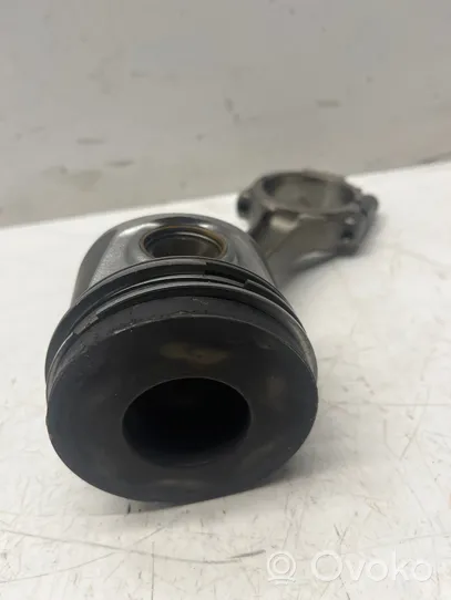 Volkswagen PASSAT B6 Piston with connecting rod 