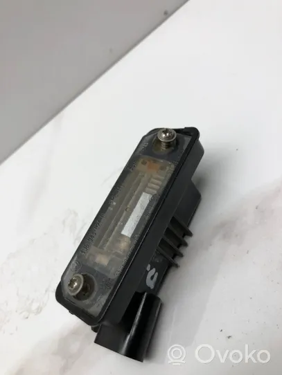 Volkswagen PASSAT B6 Lampa oświetlenia tylnej tablicy rejestracyjnej 1J6943021B