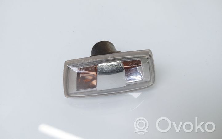 Nissan Qashqai Kierunkowskaz błotnika przedniego 13252455