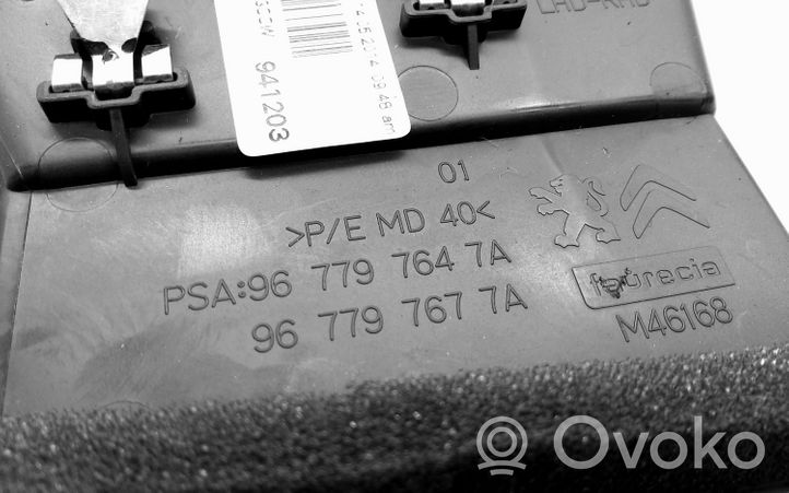 Citroen C4 II Picasso Moldura protectora de la rejilla de ventilación lateral del panel 967797647A