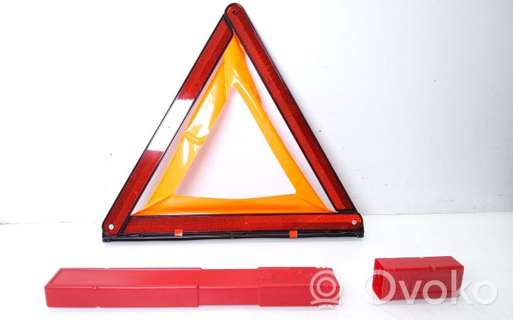 Audi Q3 8U Emergency warning sign 8K860251