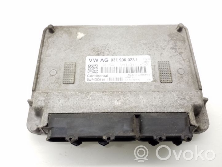 Volkswagen Polo V 6R Variklio valdymo blokas 03E906023L