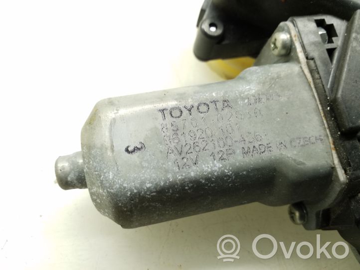 Toyota Avensis T270 Galinis varikliukas langų pakėlėjo 8570102020