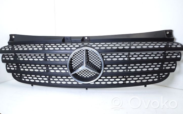 Mercedes-Benz Vito Viano W639 Etupuskurin ylempi jäähdytinsäleikkö 6398800185