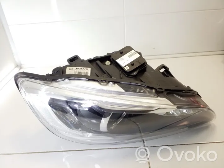 Volvo V60 Lampa przednia 31420254