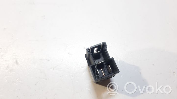 Volvo S60 Hazard warning light relay 953382