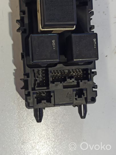 Volvo S40, V40 Relay mounting block 30807016