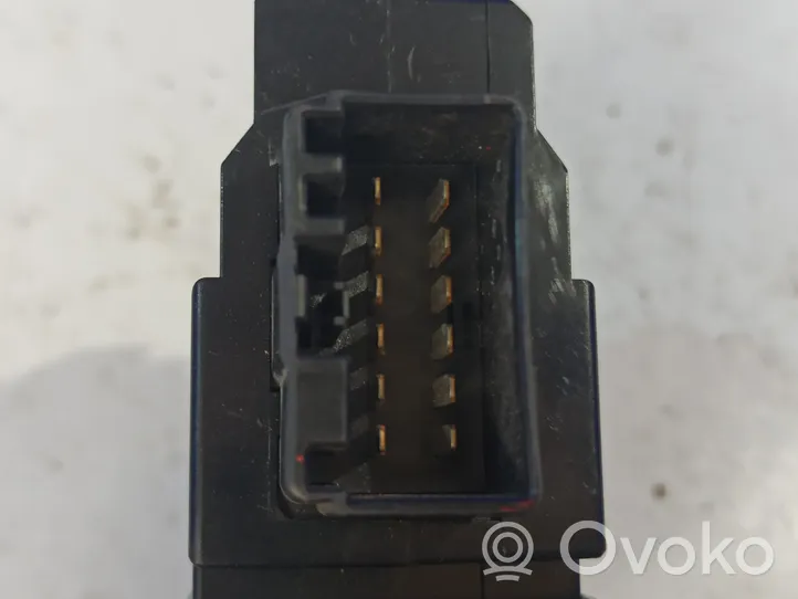 Volvo S60 Electric window control switch 8682836