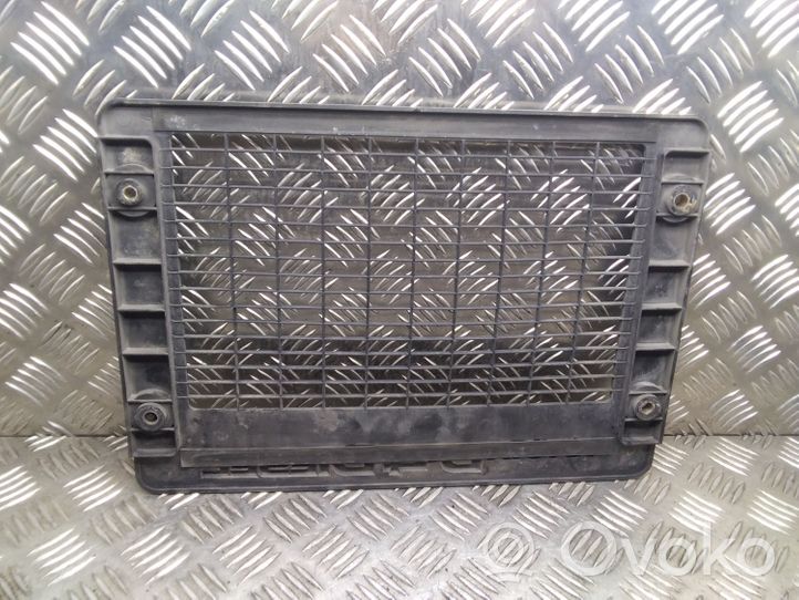 Toyota RAV 4 (XA20) Moldura del radiador 1794327010