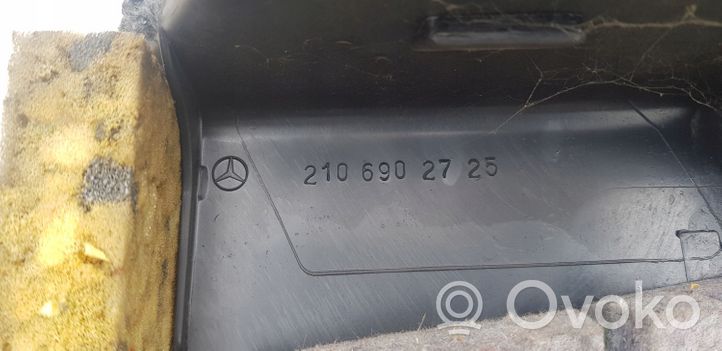 Mercedes-Benz E W210 Rivestimento pannello laterale del bagagliaio/baule 2106902725