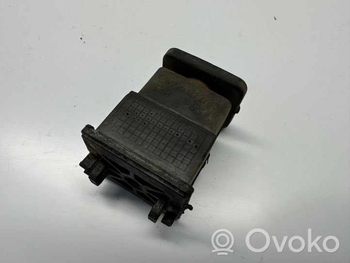 Volkswagen Amarok Uchwyt / Mocowanie chłodnicy 7H0121276C