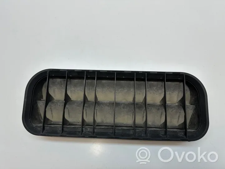 Volkswagen Amarok Kulmapaneelin paineventtiili 7E0819181