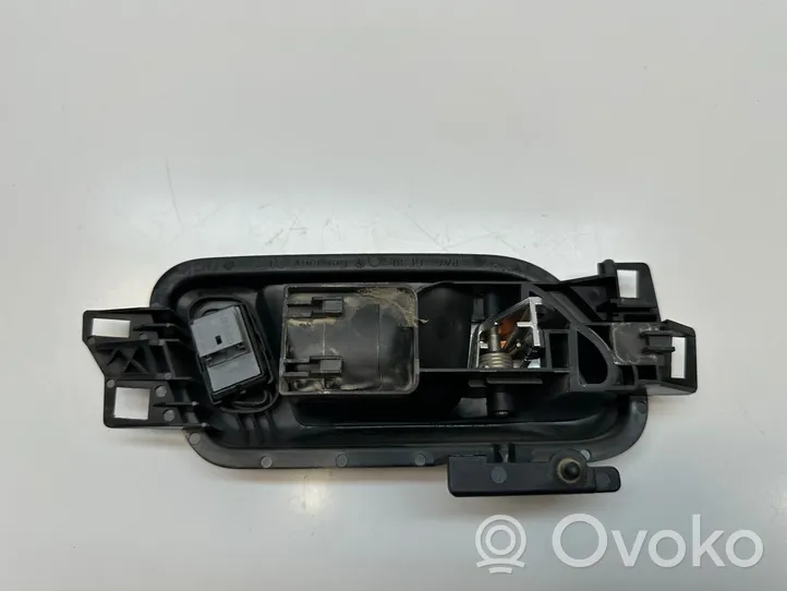 Volkswagen Amarok Klamka wewnętrzna drzwi przednich 2H0837113D