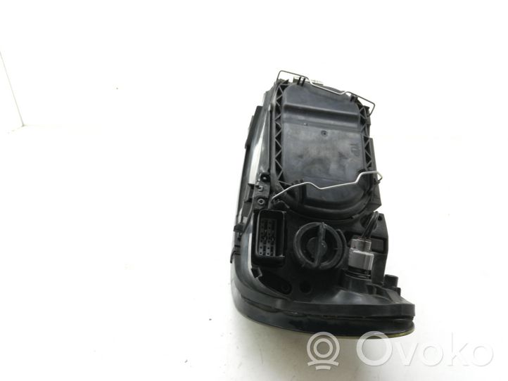 Volvo V50 Lampa przednia 30698894