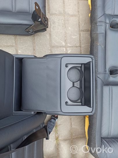 Renault Latitude (L70) Istuimien ja ovien verhoilusarja 