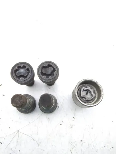 Volkswagen Scirocco Anti-theft wheel nuts and lock 