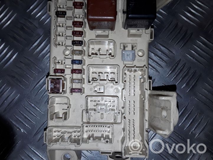 Toyota Avensis Verso Module de fusibles 8922144050