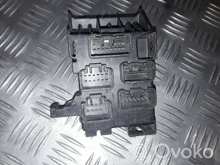 Toyota Avensis T250 Module de fusibles 8273405020