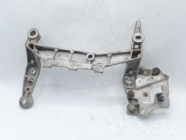 Volkswagen Touareg I Staffa di montaggio del compressore dell’A/C 7L0616879