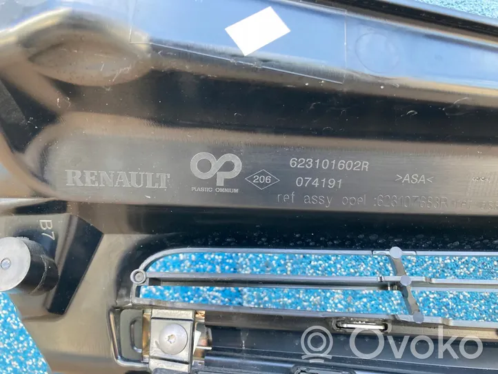 Opel Movano B Front bumper upper radiator grill 623101602R