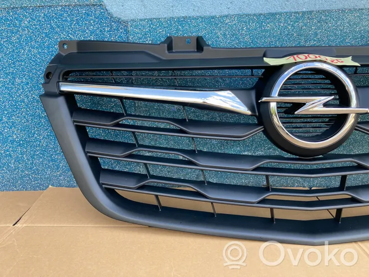 Opel Movano B Griglia superiore del radiatore paraurti anteriore 623101602R
