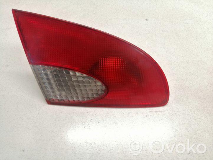 Toyota Avensis T220 Lampy tylnej klapy bagażnika 23300102