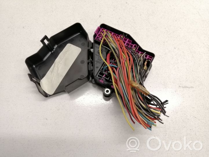 Audi A3 S3 8L Module de fusibles 8D1941824