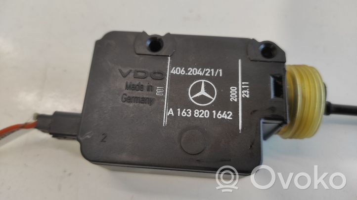 Mercedes-Benz ML W163 Siłownik klapki wlewu paliwa A1635450214